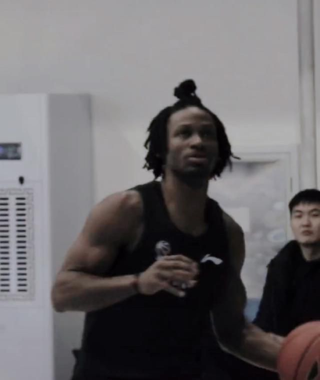 第17分钟，多特前场反抢成功，吉腾斯中路弧顶远射稍稍偏出。